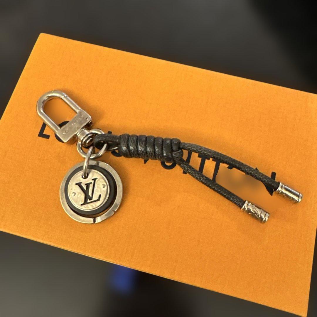 ss•OKN　ロゴ付きキーホルダー