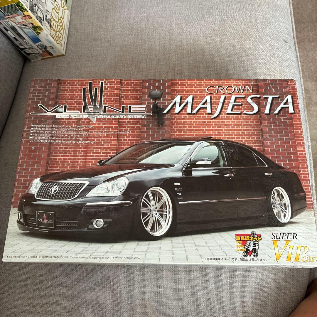 青島CROWN MAJESTA プラモデルキット