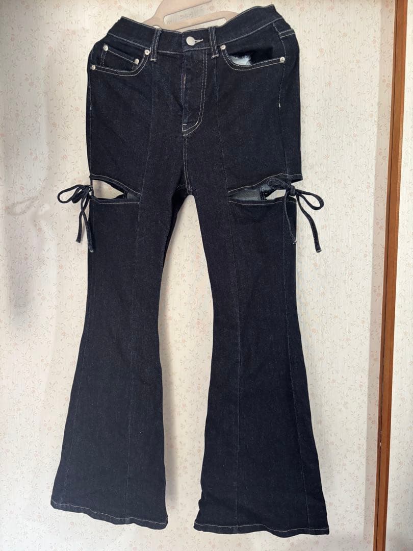 【限定値下げ】RESEXXY リゼクシー　カットアウトリボンフレアデニムパンツ