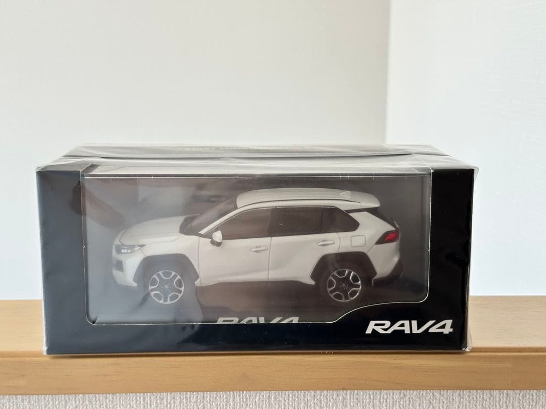 トヨタ　RAV4 カラーサンプルミニカー　ホワイトパール　1/30非売品ミニカー