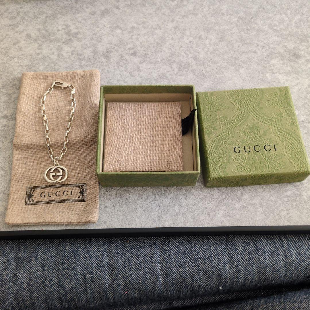 GUCCI シルバーブレスレット ロゴチャーム付き