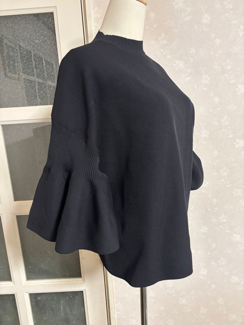 未使用アドーアADORE黒ワイドスリーブラッフル袖ニットカットソーオフ