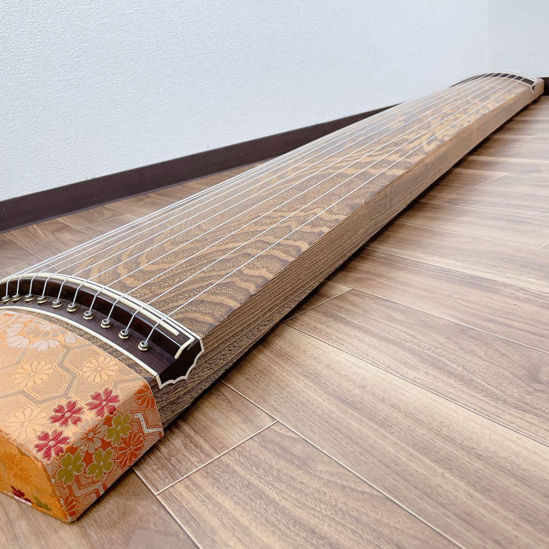 琴 すだれ彫り くり甲 蒔絵あり 13弦 上角