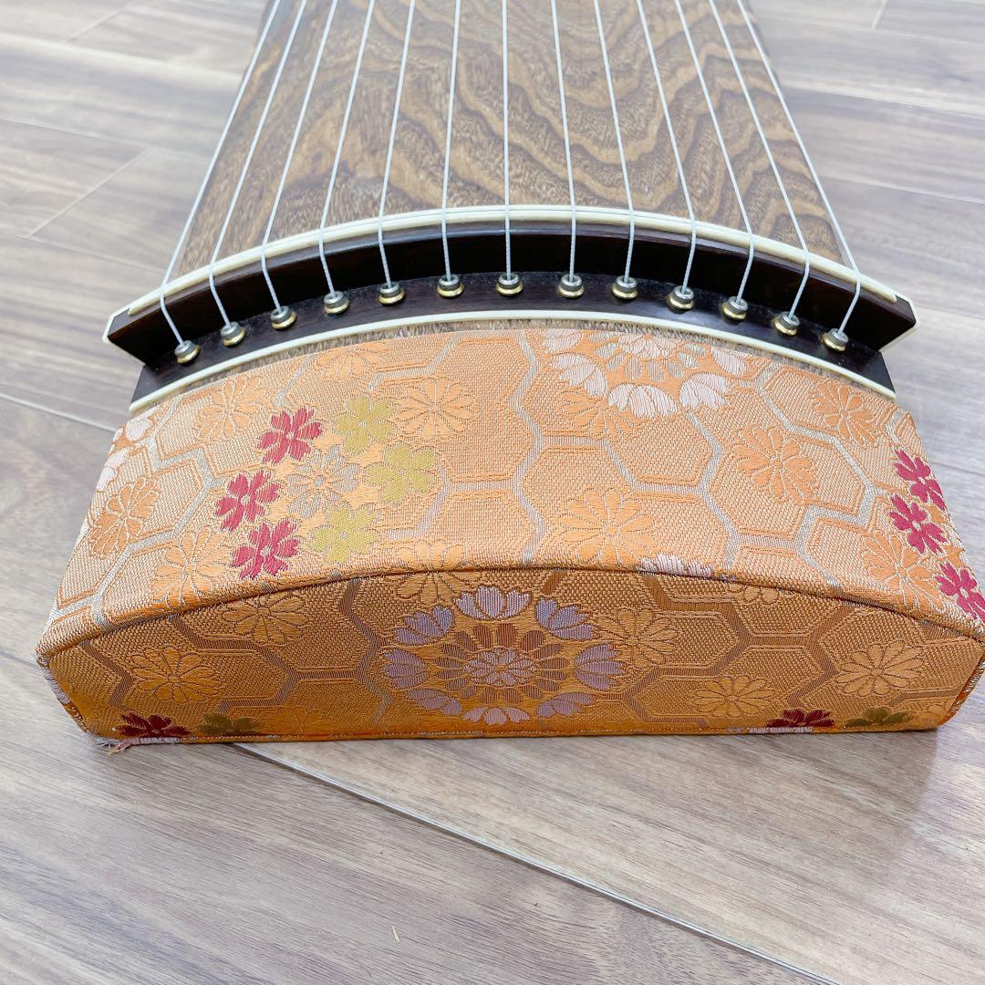 琴 すだれ彫り くり甲 蒔絵あり 13弦 上角