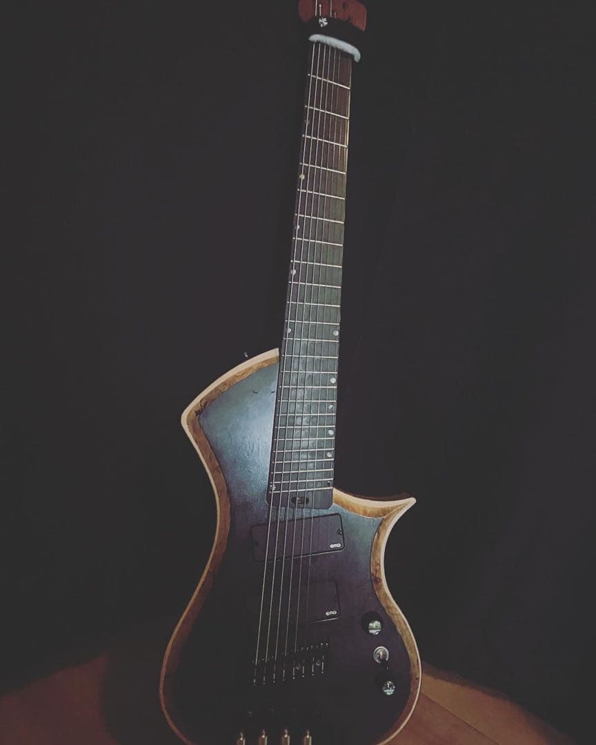 ヘッドレス８弦ギター