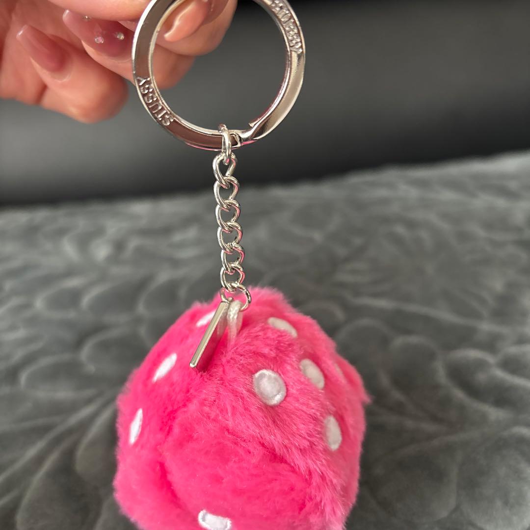 新品未使用 stussy スチューシー サイコロ型ファーキーホルダー ピンク