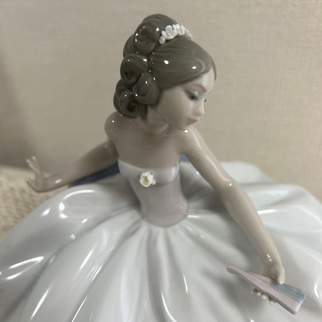 リヤドロ お祭り ひと休み 舞踏会の女性 5859 LLADRO