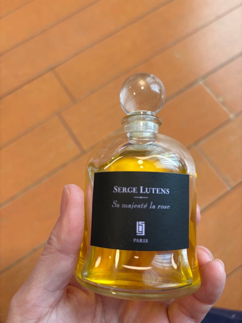 Serge Lutens サマジェステラローズ　ルタンス　釣鐘