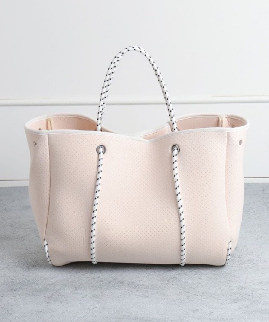 artemis by DIANA ネオプレントートバッグ