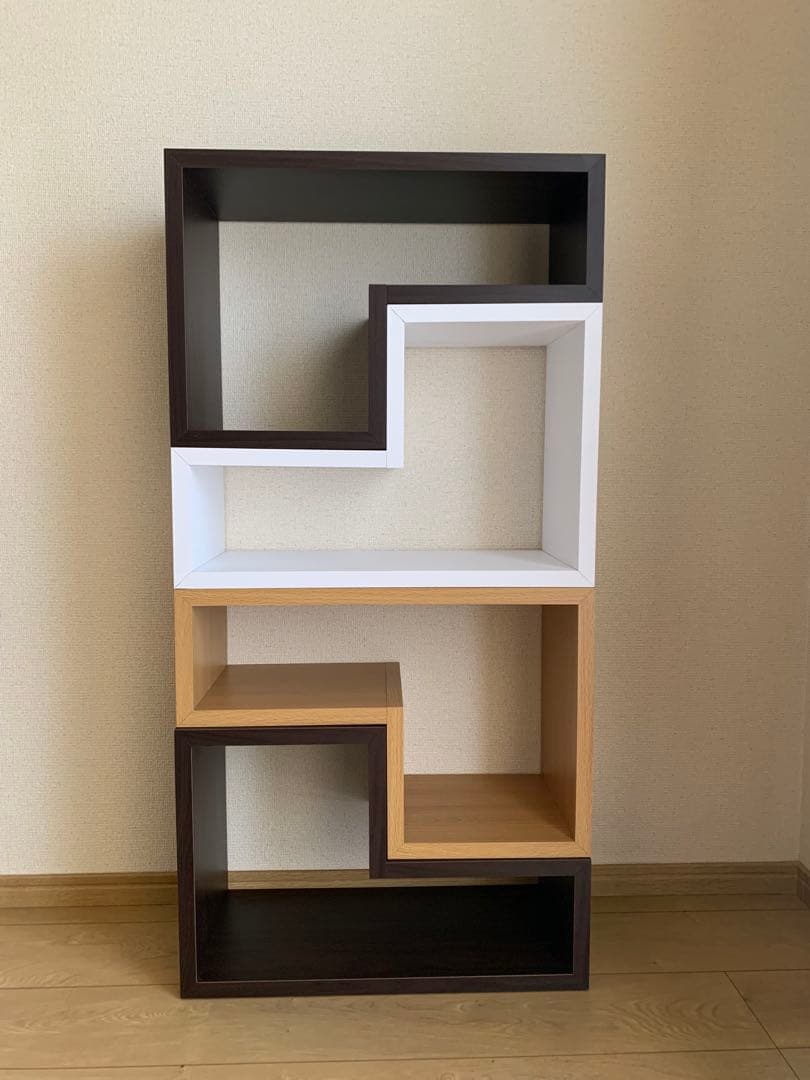 幾何学的デザインのシェルフ