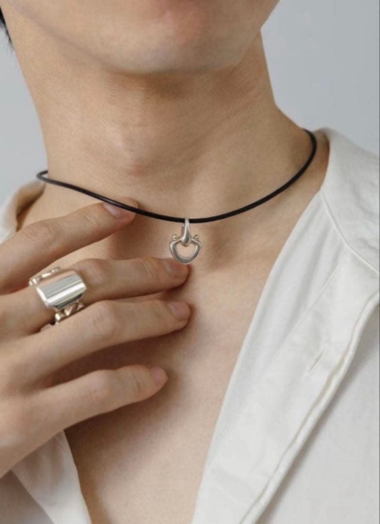 アクセサリー h'eres CETACEA LEATHER CHOKER NECKLACE