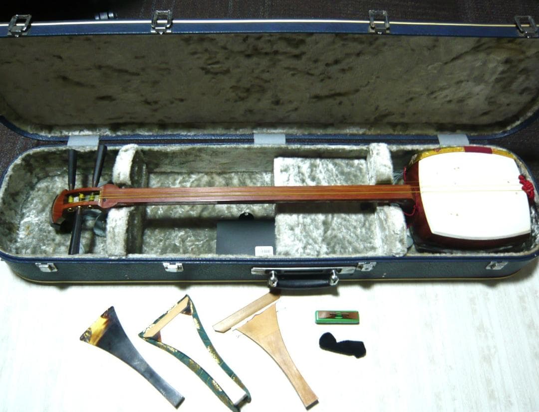 三味線　ケース入り　　撥　駒　小物付き