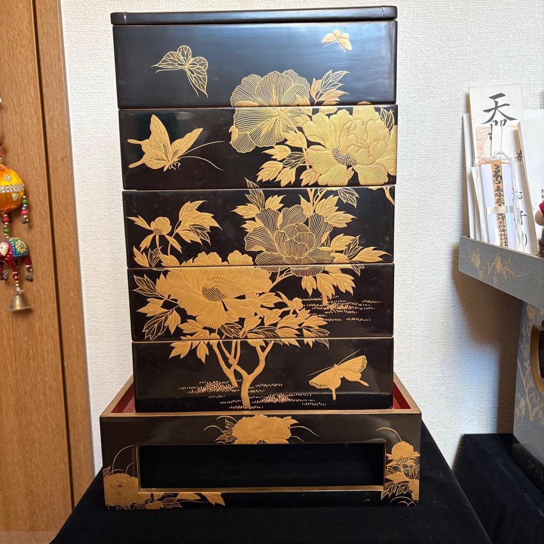 黒塗木地 内朱 時代 花蝶蒔絵 五段重箱 共箱 骨董品 漆器 漆芸 牡丹 揚羽 プラチナ牡丹彫 文庫 A4サイズ 黒 漆塗り・木製 12-13205 漆器の井助