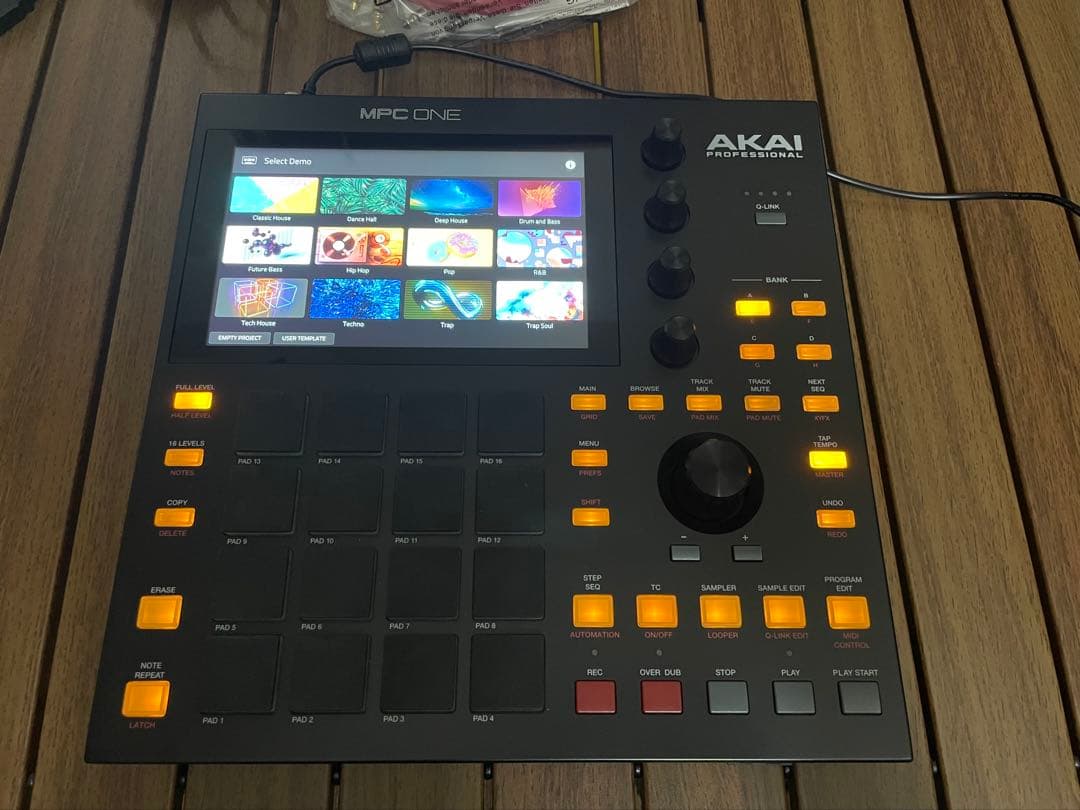 MPC ONE /SHURE SE215（イヤホン）or64GB SDカード - メルカリ