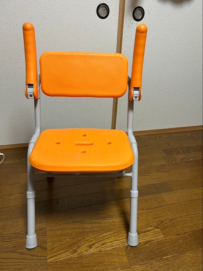 オレンジ色 介護用風呂椅子 アームレスト付き