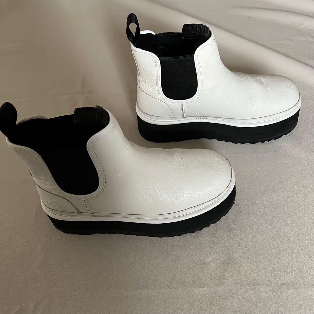 限定】UGG プラットフォーム チェルシー ブーツホワイト 26cm - メルカリ