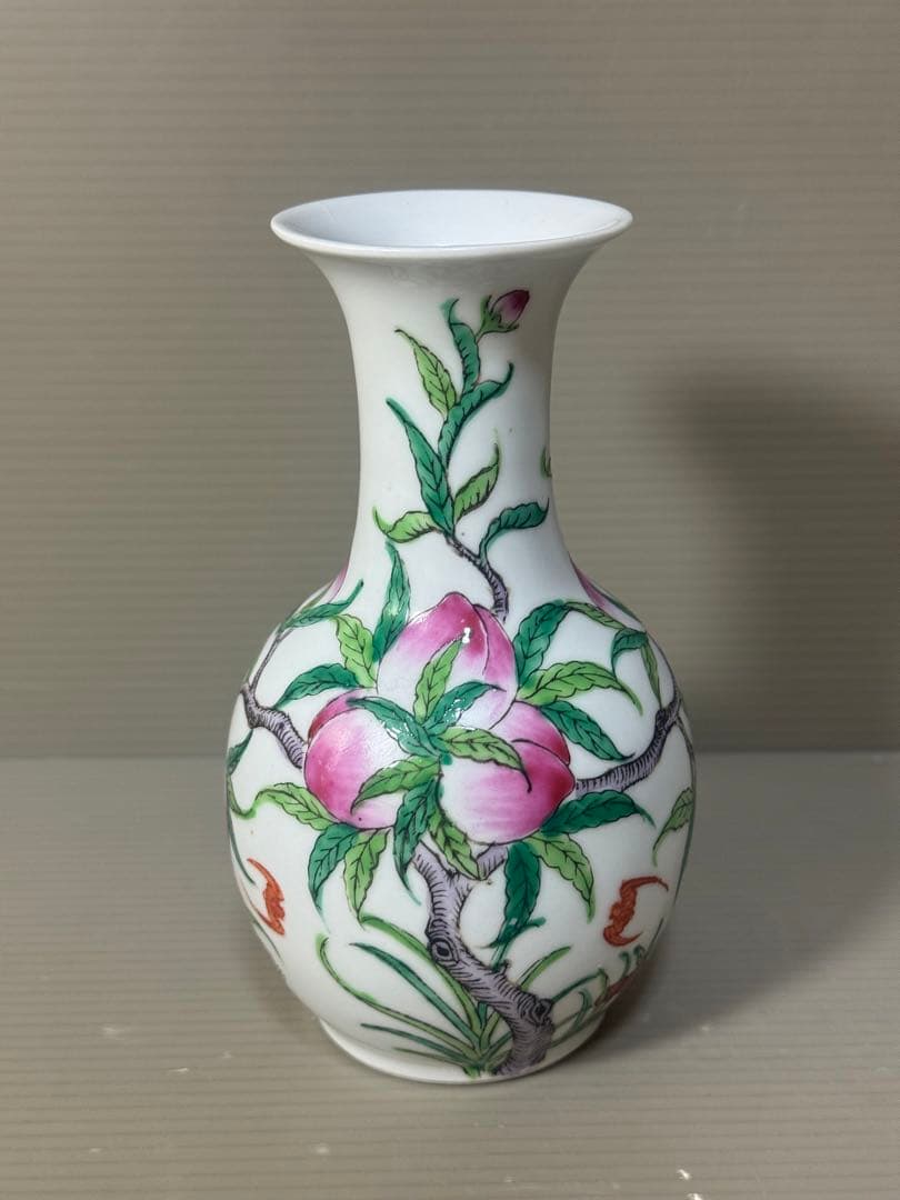 2615 中国骨董　乾隆年製銘　粉彩 桃の図 花入　時代物 中国粉彩九桃図天球瓶（裏印「乾隆年製」） - メルカリ