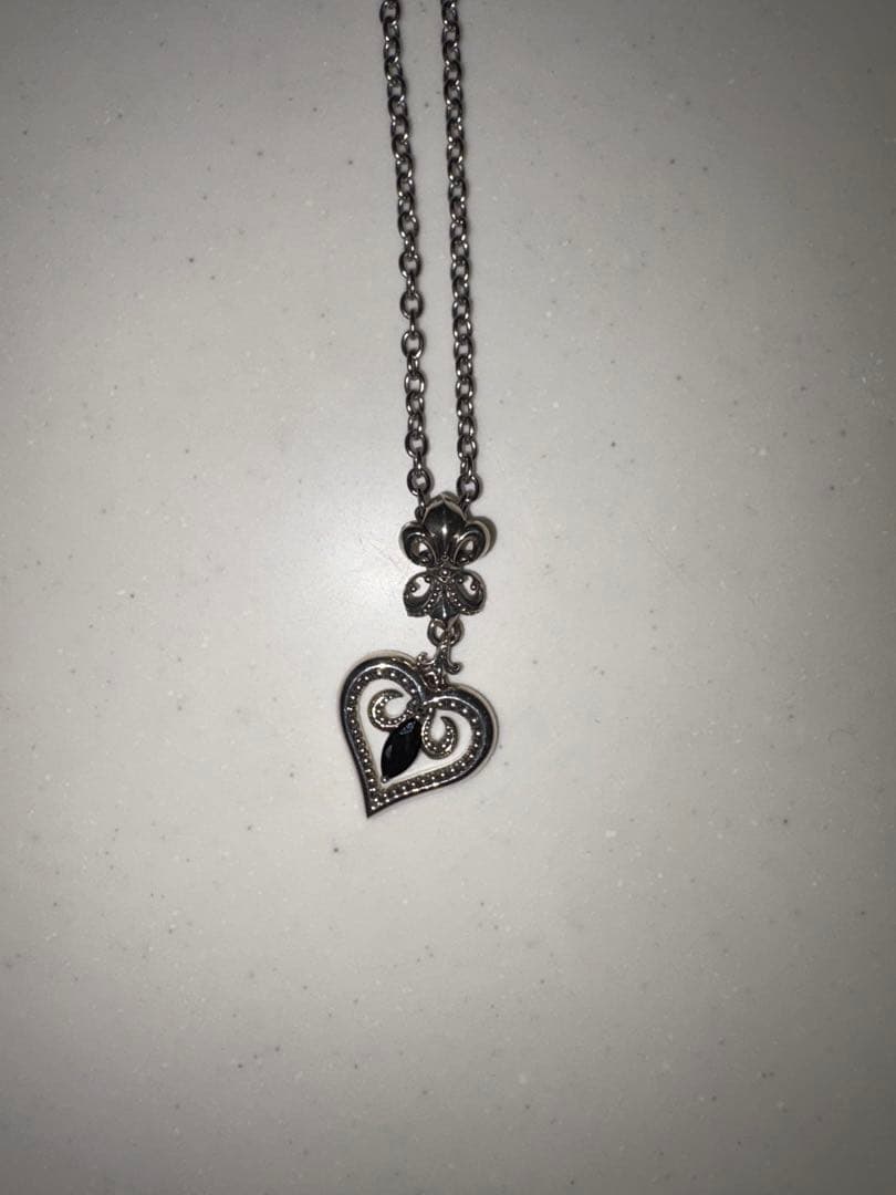 シルバー925 フルール・ド・リス ハート型ネックレス たくむ着用