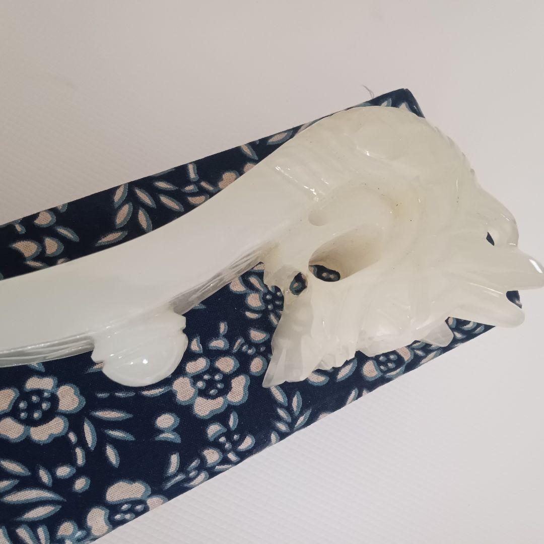 翡翠のような半透明のドラゴン彫刻、オリジナルの箱付き。