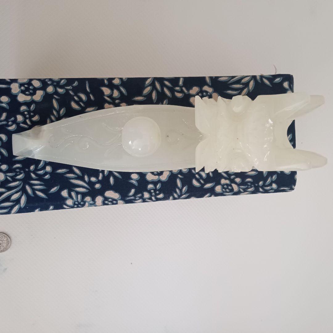 翡翠のような半透明のドラゴン彫刻、オリジナルの箱付き。 - メルカリ