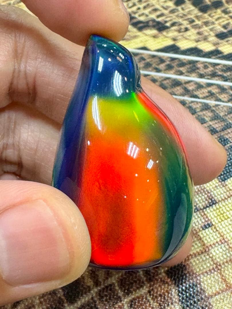三線用　角度で変色するオーロラバチ　人工オパール製