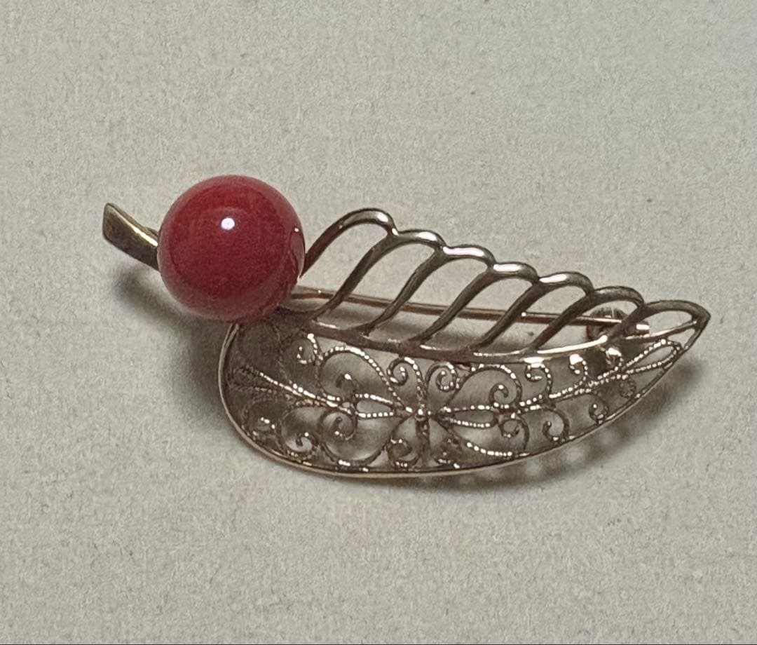 ヴィンテージ風葉型ブローチ 赤い玉　K18