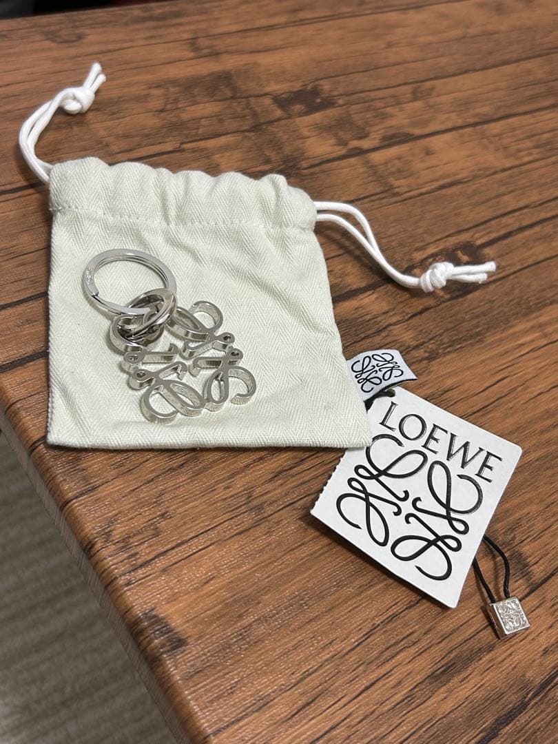 LOEWE シルバーキーホルダー ロゴデザイン