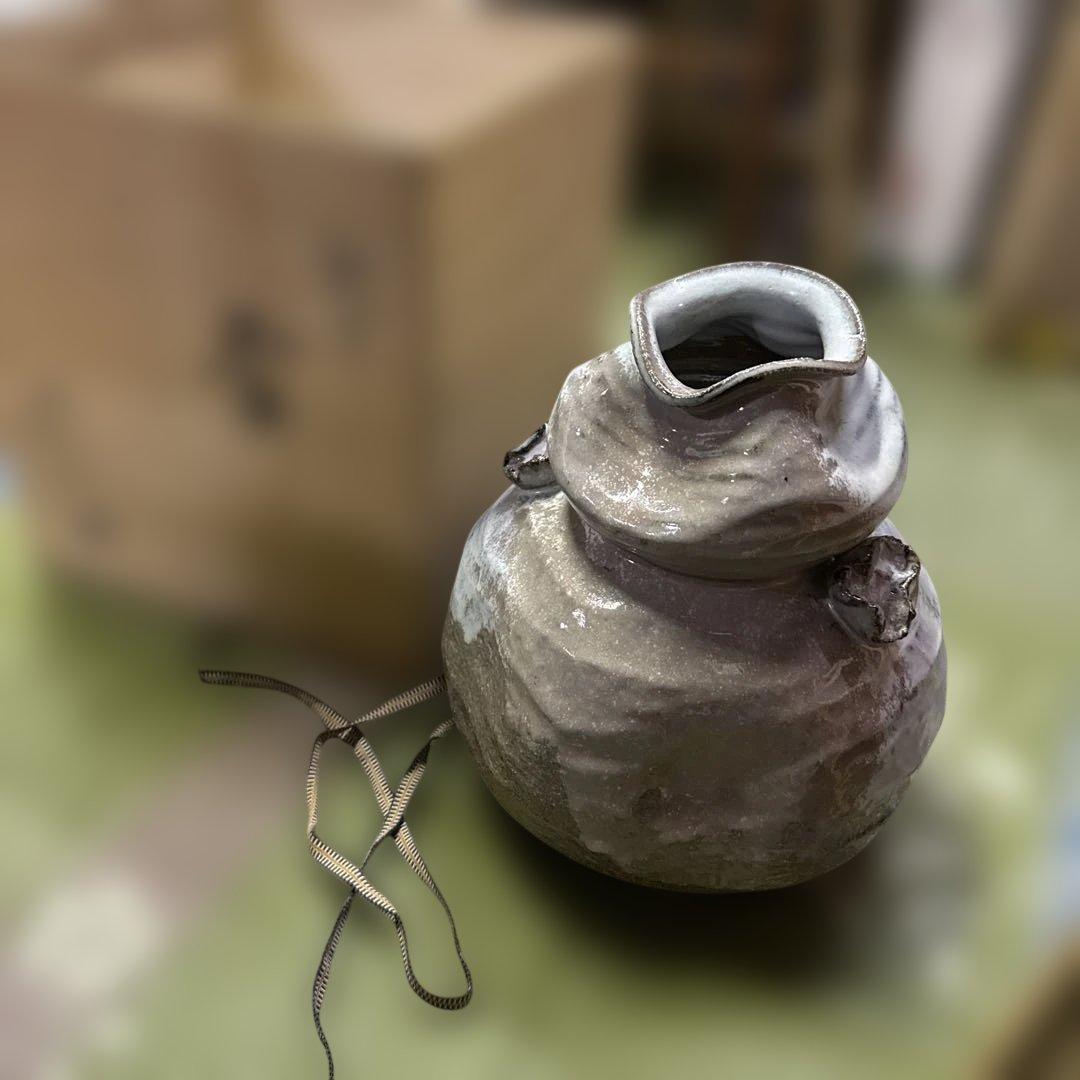 陶器製の丸みを帯びた壺と木箱