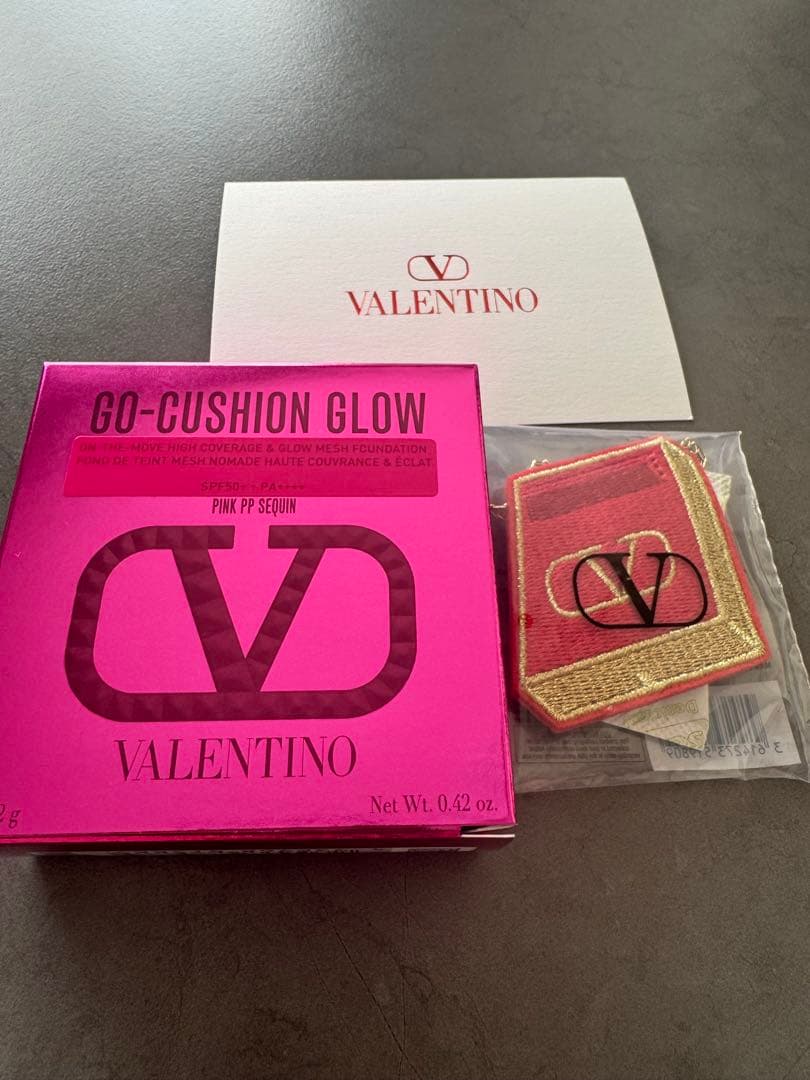 VALENTINO GOクッション グロウ　PINK PP シークイン新品　限定 ヴァレンティノ ビューティの人気クッションファンデ、“鮮やかピンク