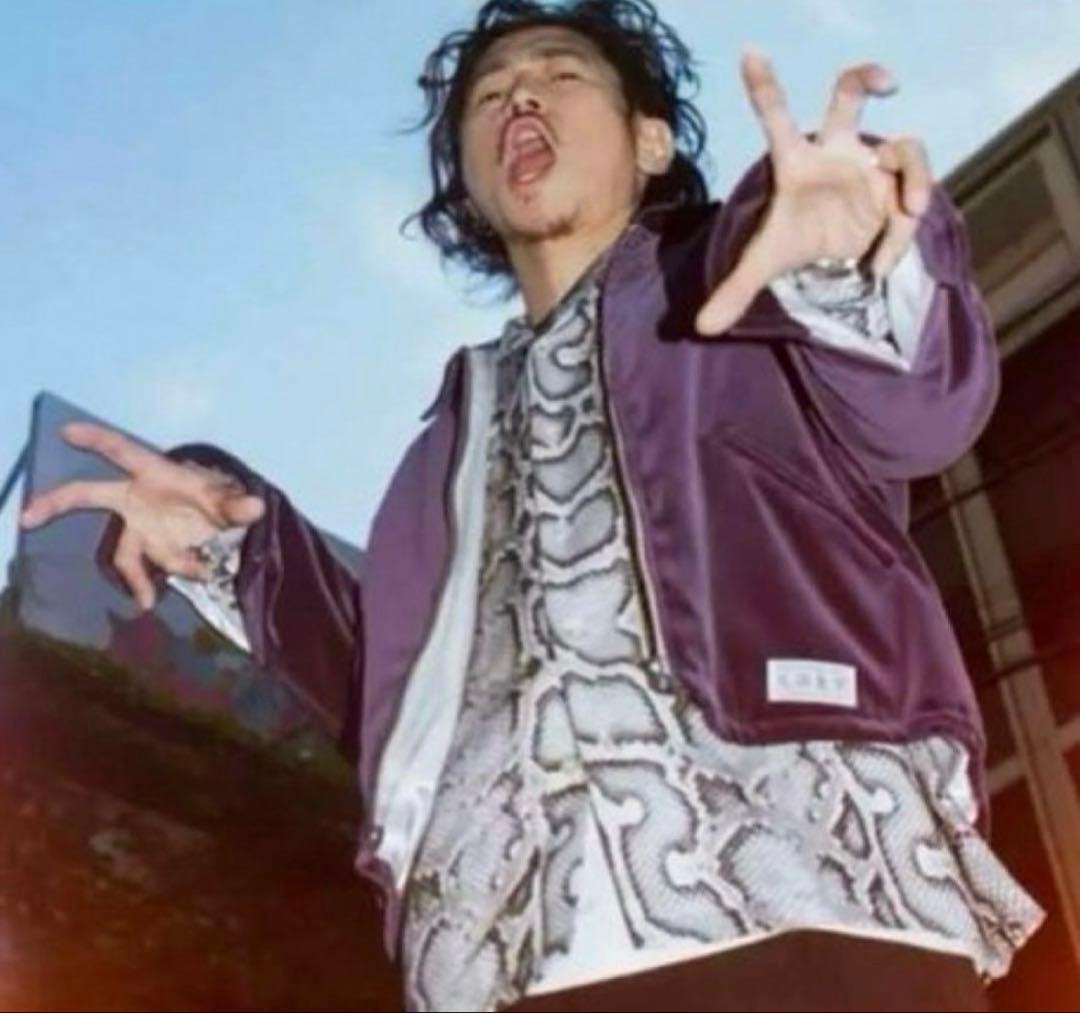 チ*す様 窪塚洋介着用パイソン柄シャツpython アロハ L 写真特集】窪塚洋介さん、キングの色気まとって… : 読売新聞