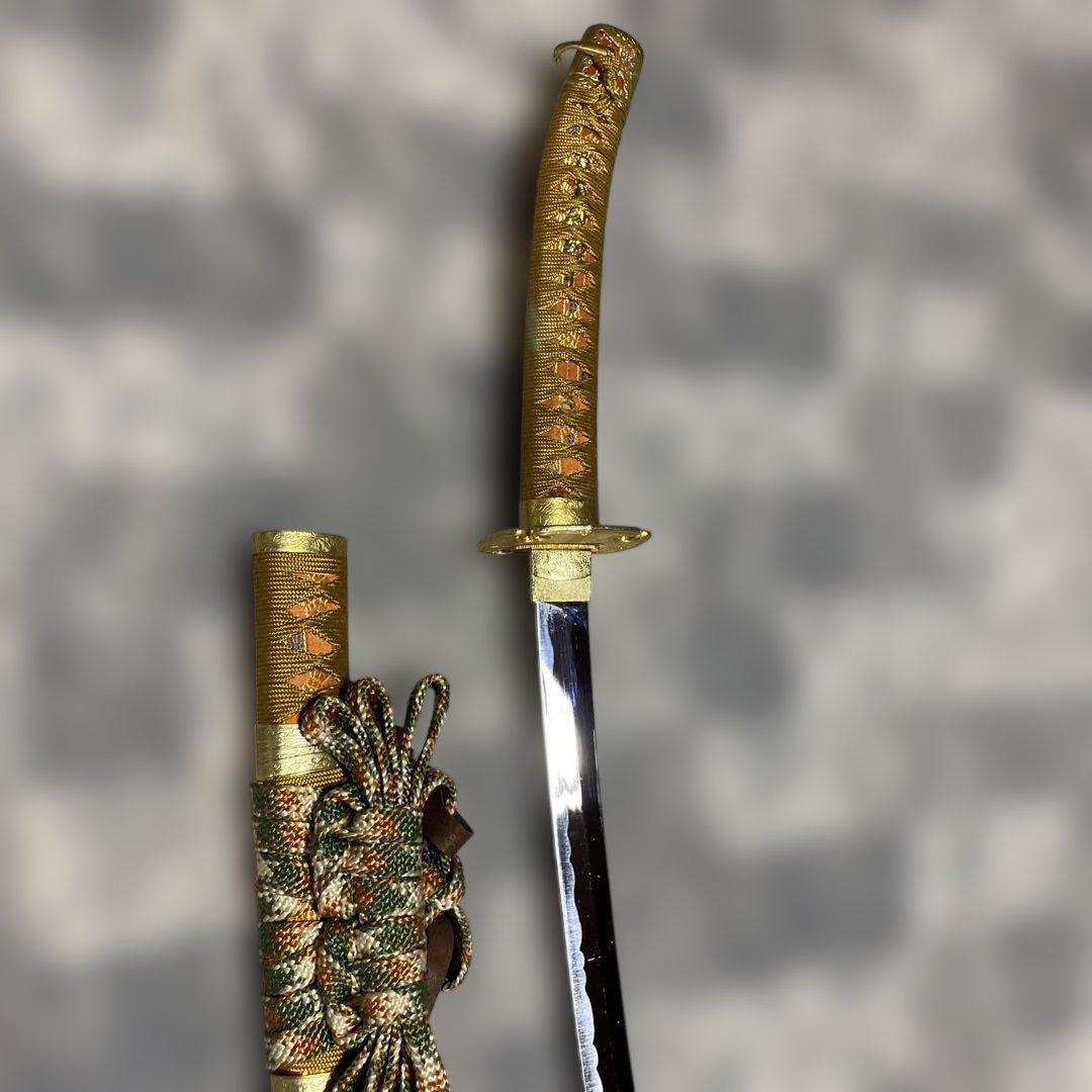 模造刀 太刀 金茶柄 太刀型金鍔 金口金尻梨地呂鞘 - メルカリ