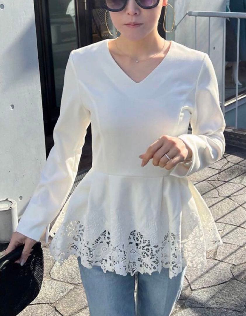 JENNE ホワイト レース付きペプラムトップス