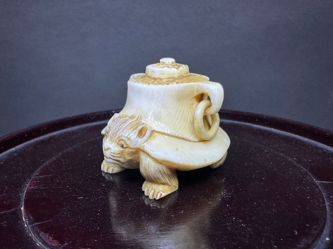 根付　アンティーク　日本昔話　分福茶釜　狸　置物　骨董　飾り物根付　古美術品 極上 根付 狸 彫刻 置物 細密細工 骨董 アンティーク 在銘 - メルカリ