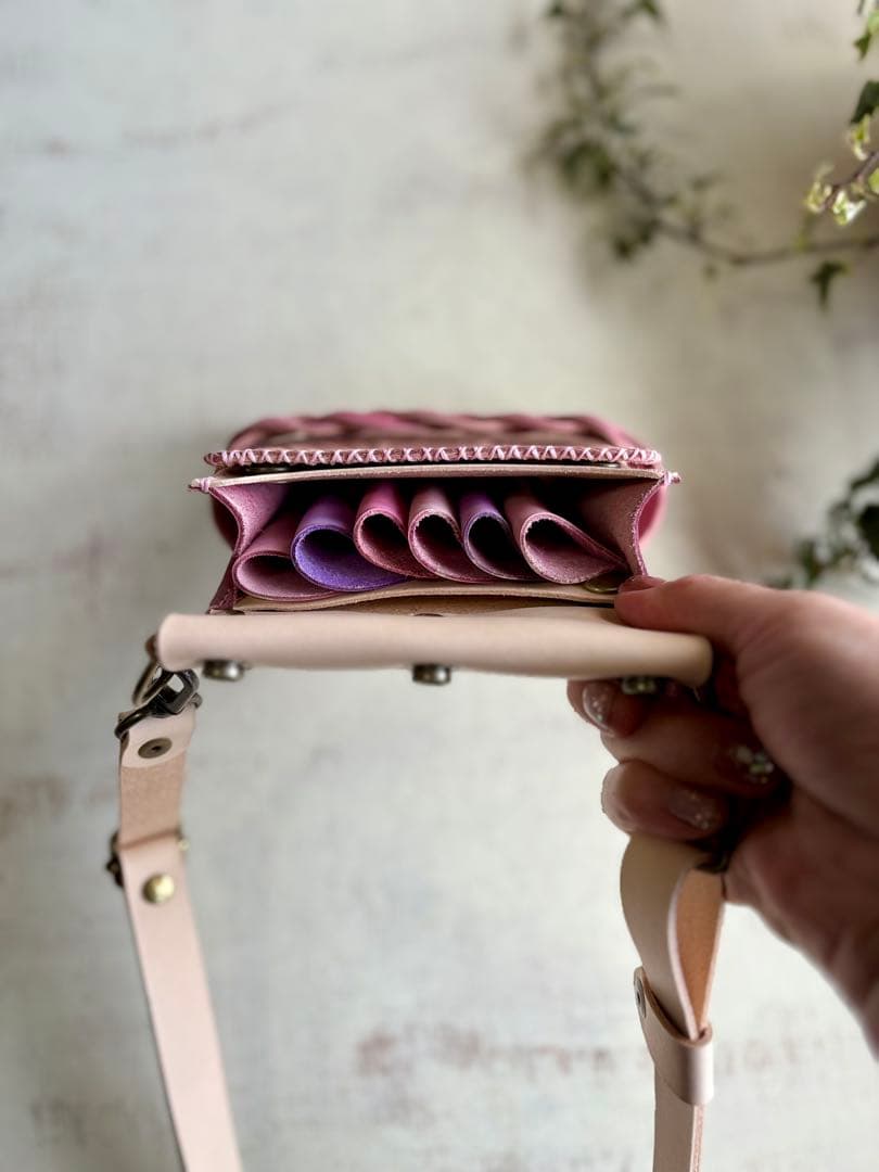 気まぐれお値引き中 ヌメ革ナチュラル、ローズ型押しピンクの蓋付き