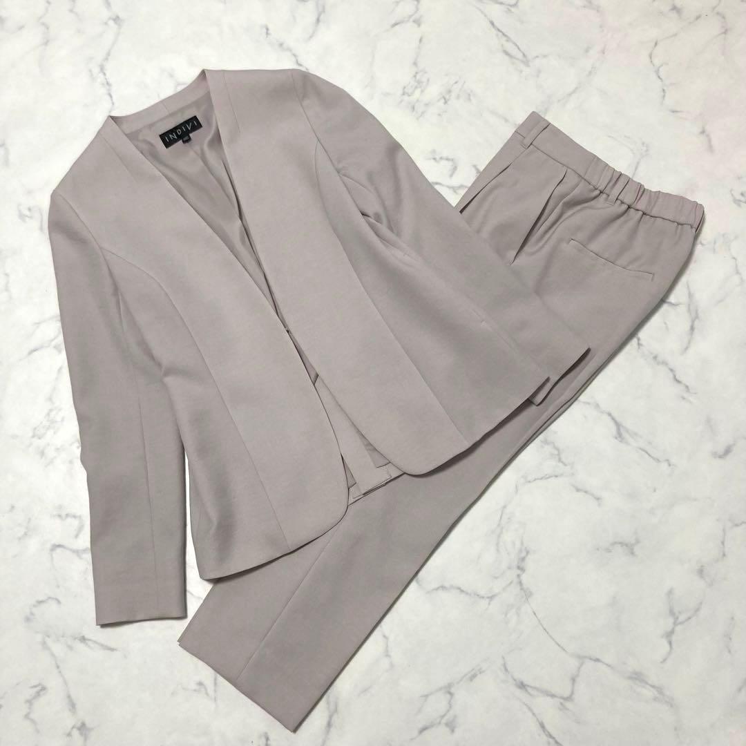 美品　インディヴィINDIVI ノーカラーパンツスーツ　ベージュ系　サイズ36
