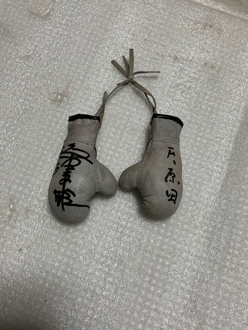 ファイテング原田のサイン付き　ミニグローブ。【年号不明　紐切れ有り】。 2026年Newモデル】久保田スラッガー 少年軟式グローブ KSN-J6A