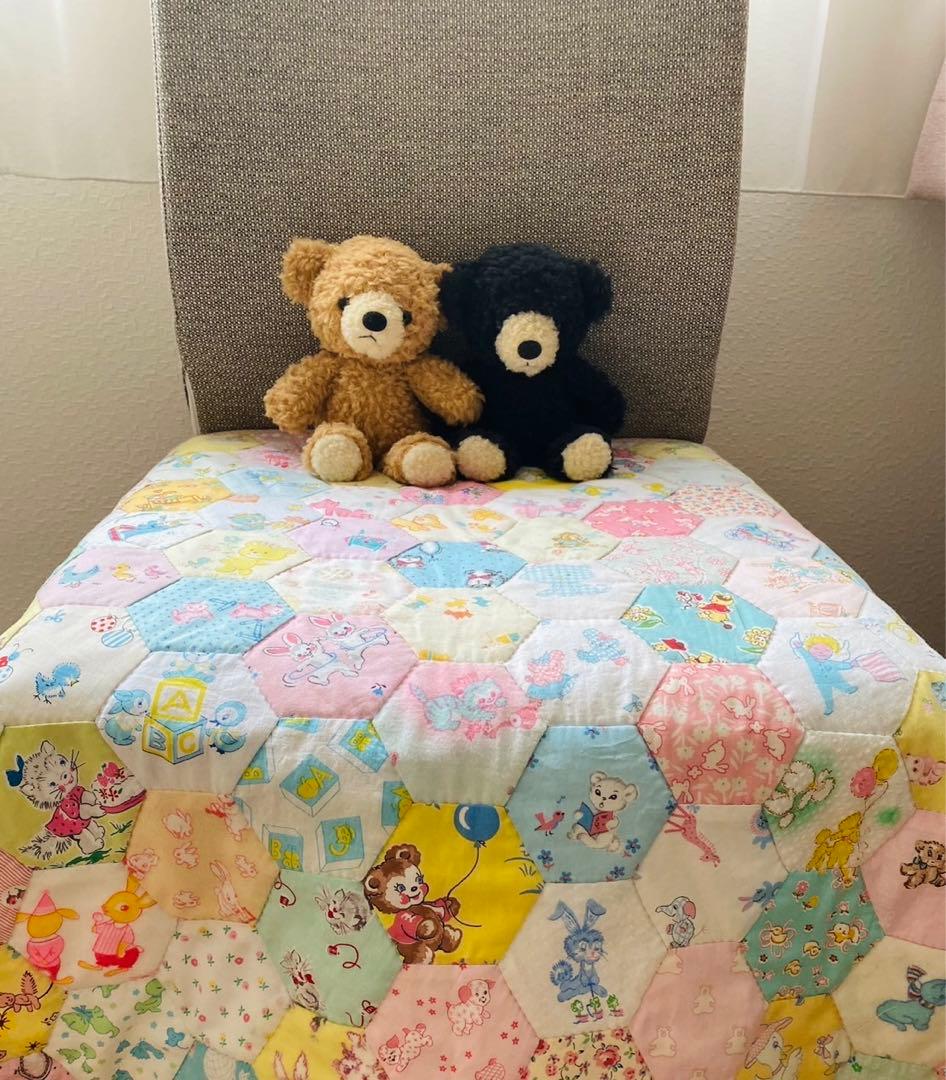 パッチワークキルト　可愛い動物たちのビンテージのキルト