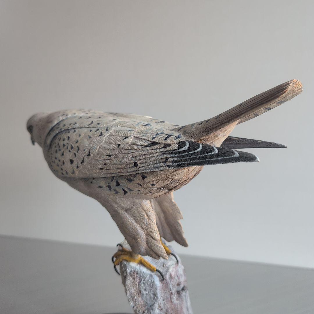 猛禽類の彫刻 シロハヤブサ バードカービング 木彫りの野鳥 野鳥彫刻
