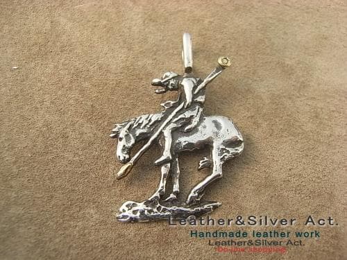 シルバー925　インディアンと馬のペンダントトップシルバーインディアンジュエリー