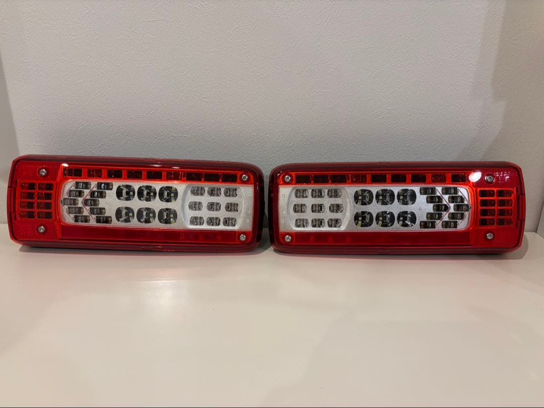 UDトラック　クオン　純正LEDテールランプ　ショートタイプ