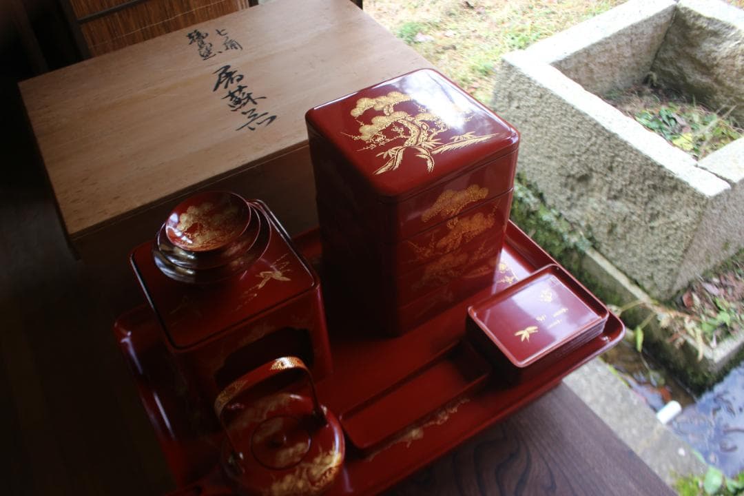 小傷有！極上朱漆に蓬莱沈金の美しい輪島塗の屠蘇器＆重箱セット（検お重 小傷有！極上朱漆に蓬莱沈金の美しい輪島塗の屠蘇器＆重箱セット（検お