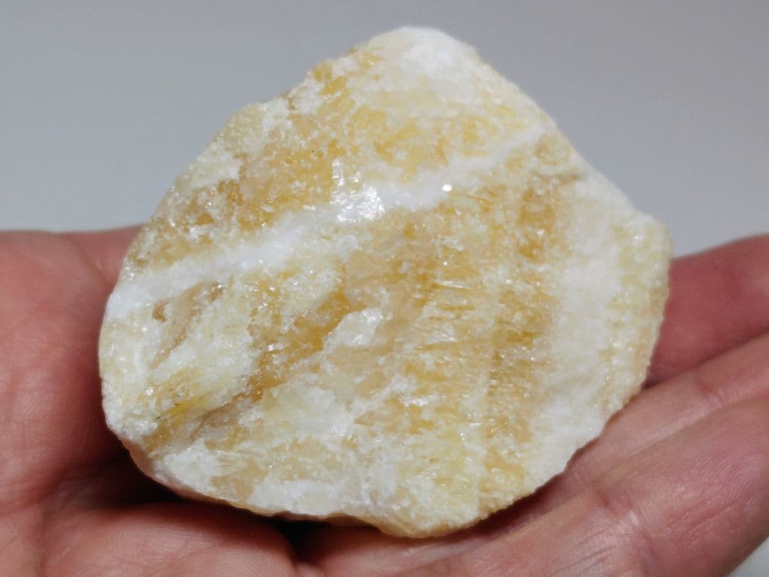 O-67 カルサイト 150g 方解石 原石 鑑賞石 自然石 誕生石 鉱物 水石