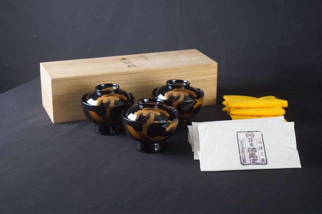 輪島塗 田谷漆器店 松蒔絵 煮物椀 三客 共箱 美品 輪島塗 梅唐草蒔絵 煮物椀 10客 共箱 | 古美術ささき