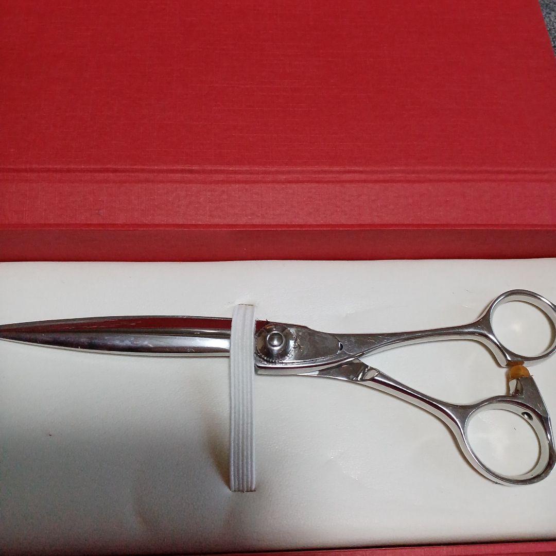 ステンレス製散髪用シザー 赤いボックス付き