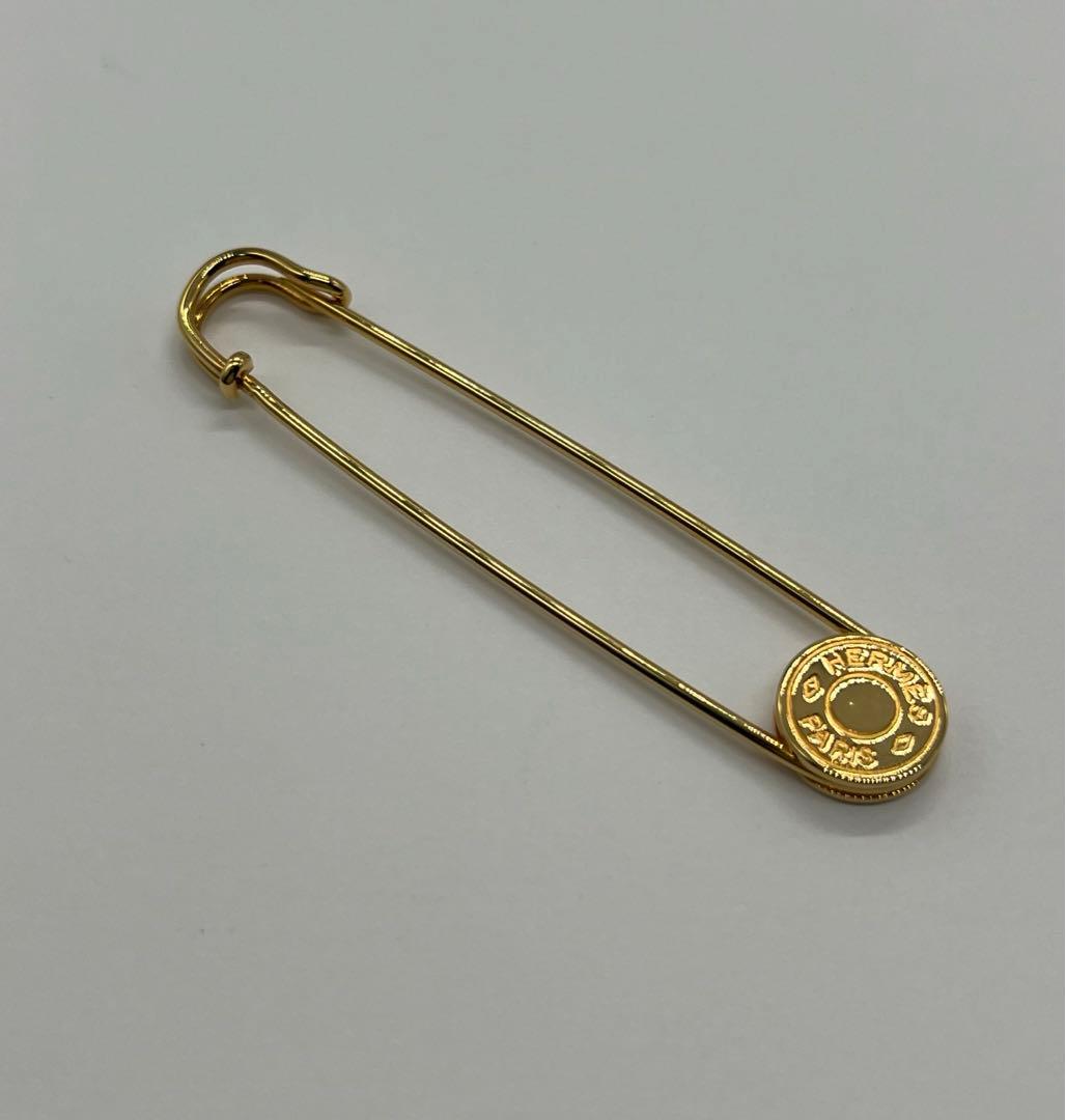 エルメス HERMES セリエ ピンブローチ 安全ピン ゴールドカラー GP HERMES（エルメス） セリエ ピン ブローチ ロゴ ブローチ GP ゴールド