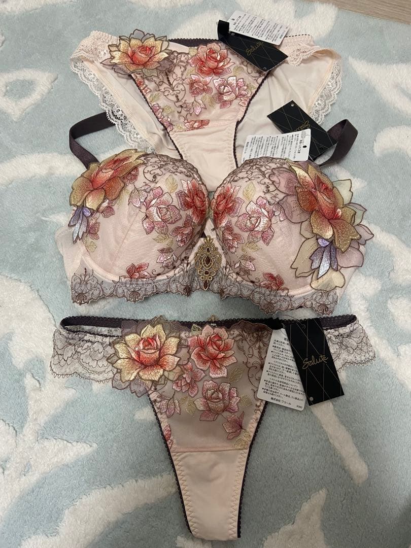 サルート 花柄刺繍ブラジャー 3点セット - メルカリ