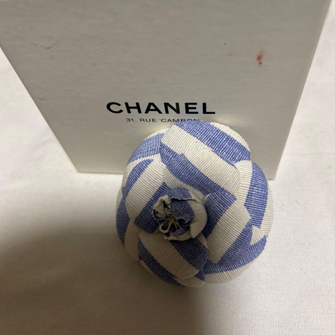 新品　未使用　CHANEL 花形ブローチ 青と白のストライプ CHANEL（シャネル） （新品・未使用品）シャネル エンブレム ライン