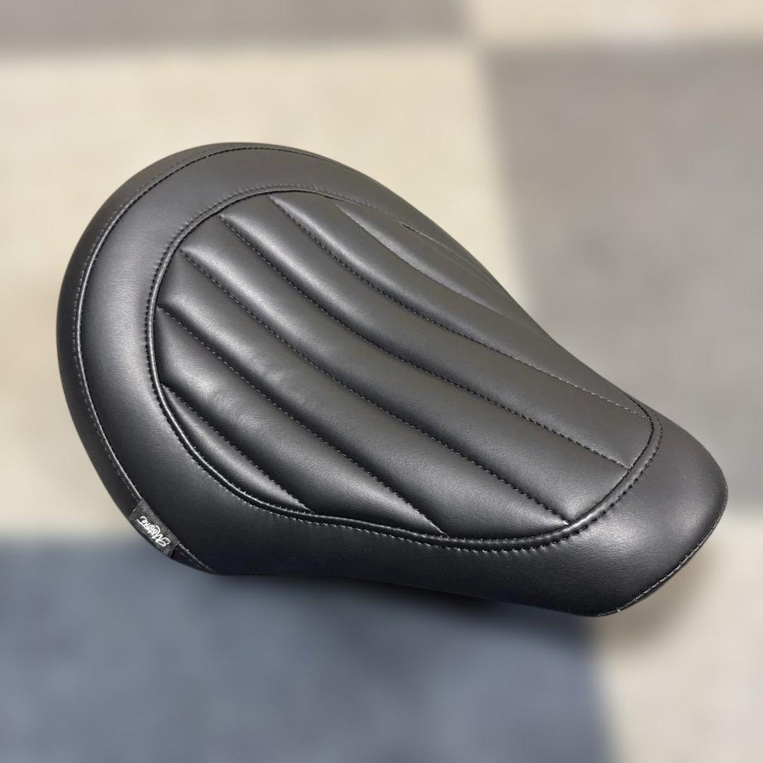 トライアンフ ボンネビルボバー モートーン Motone コブラシート