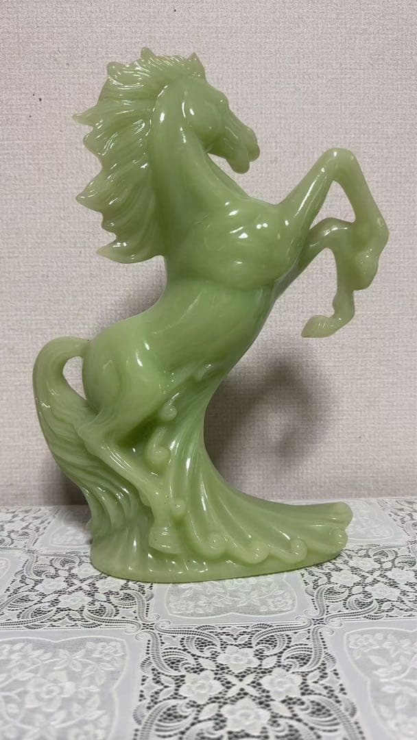 緑色の馬の彫刻 約20cm 優雅な緑の翡翠の馬の石の彫刻の置物イラスト素材透過、PNGフリー画像