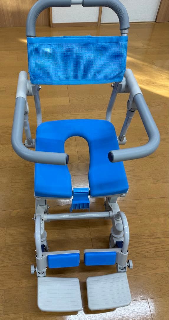 シャトルチェアPLUISAL 入浴用車椅子